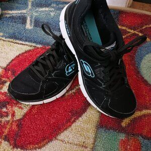 SKECHERS FOR WOMEN SIZE 8.5 BLK N AQUA